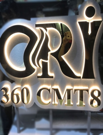 Chữ inox vàng gương hắt sáng chân ORY