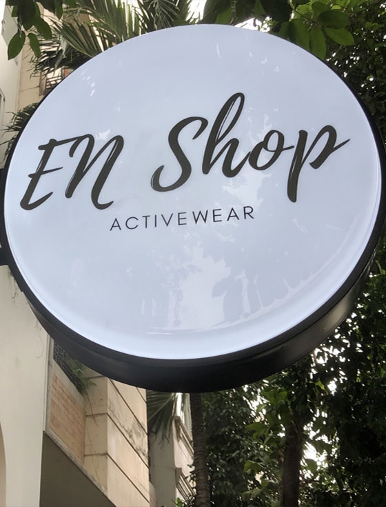 Hộp đèn mica hút nổi En Shop