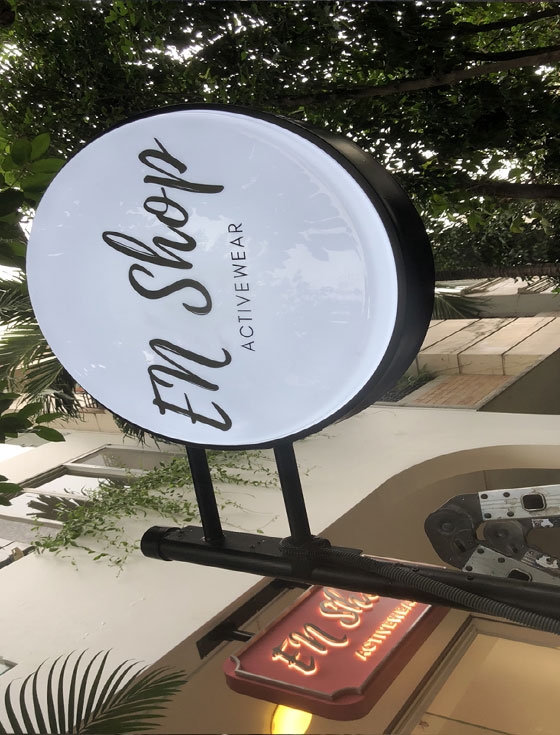 Hộp đèn mica hút nổi En Shop