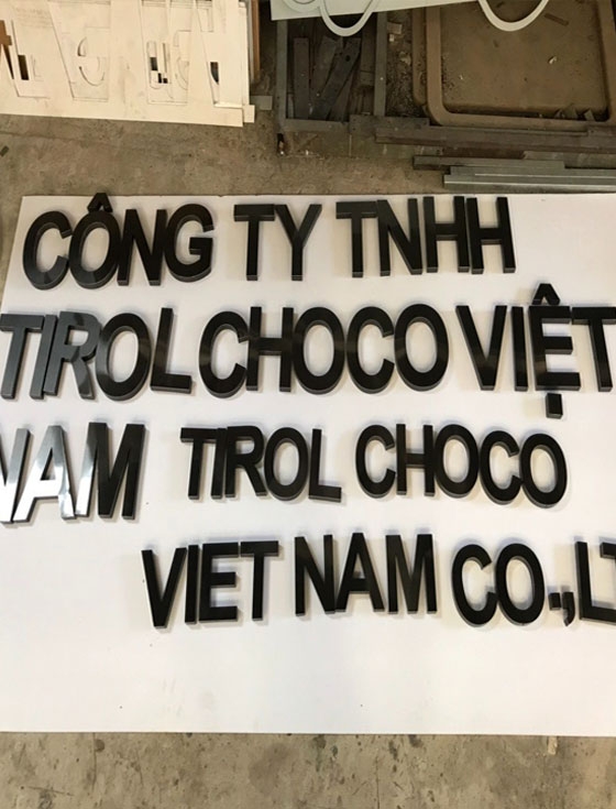 Chữ inox đen xước công ty CHOCO