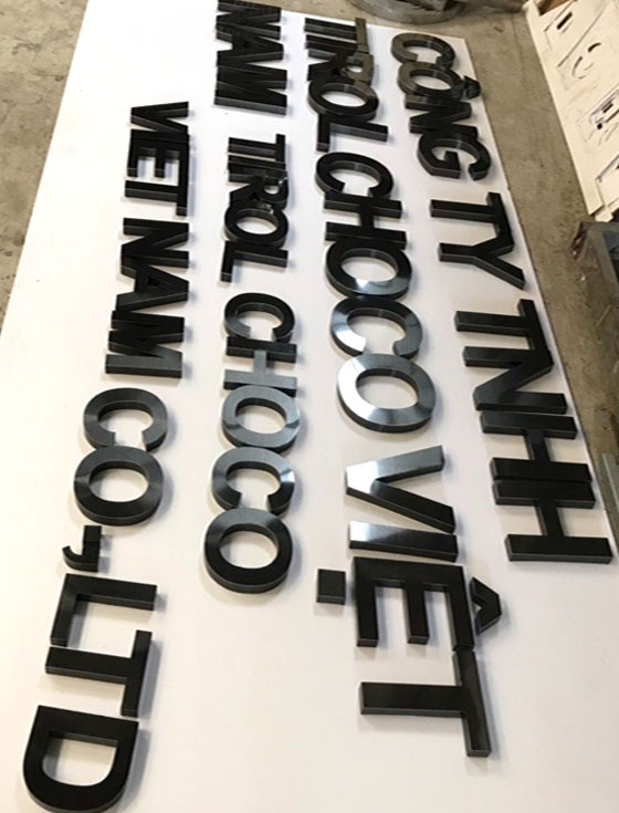 Chữ inox đen xước công ty CHOCO