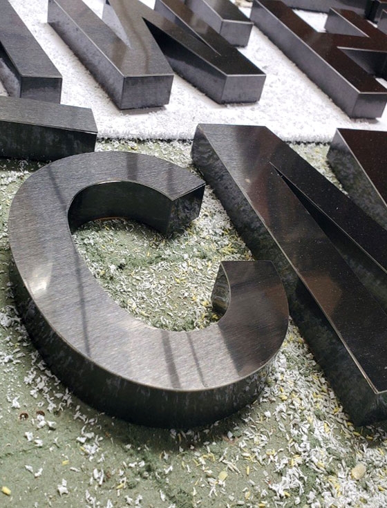 Chữ inox đen xước công ty CHOCO