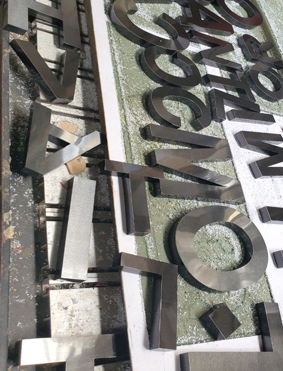 Chữ inox đen xước công ty CHOCO