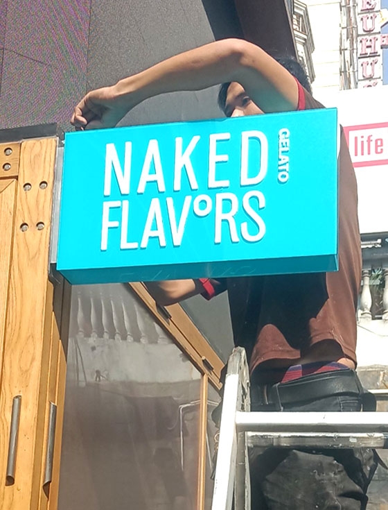 Hộp đèn quảng cáo Naked