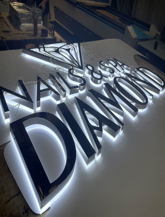 Chữ nổi inox hắt sáng chân DIAMOND 