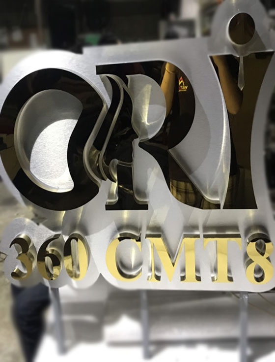 Chữ inox vàng gương hắt sáng chân ORY