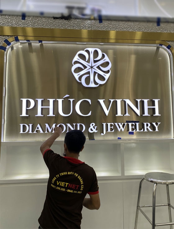 Bảng hiệu chữ inox lồng mặt mica Phúc Vinh