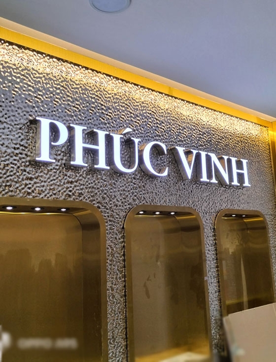 Bảng hiệu chữ inox lồng mặt mica Phúc Vinh