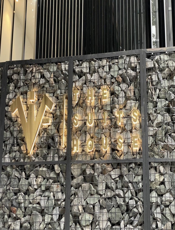 Chữ inox vàng xước The Suits