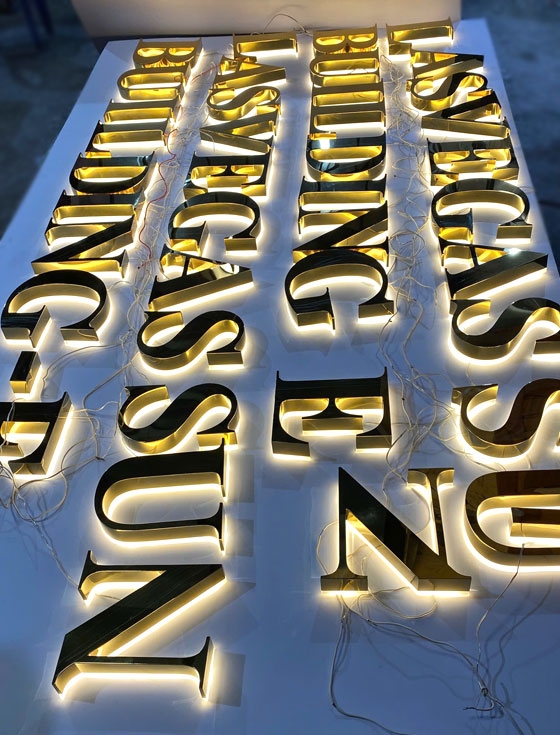 Chữ inox hắt sáng chân Lasvegas Sun
