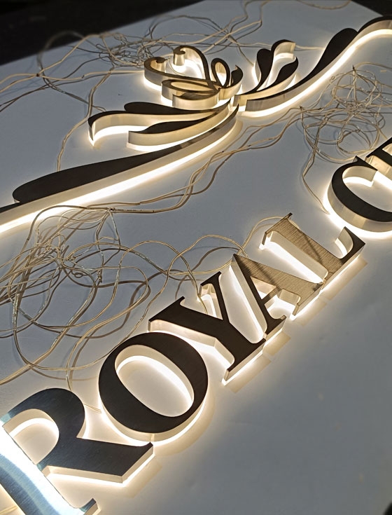 Chữ inox hắt sáng chân Royal Center
