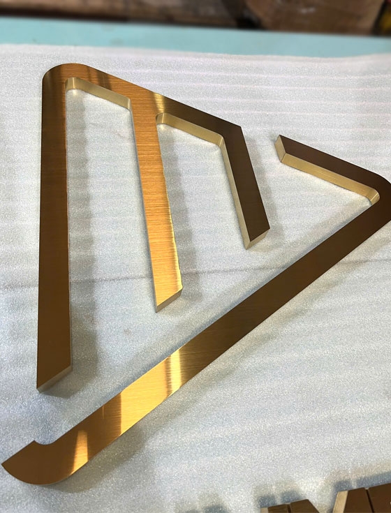Chữ inox vàng xước Entertainment