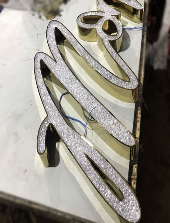 Chữ nổi inox mặt Acrylic giả đá Mon Beauty Room